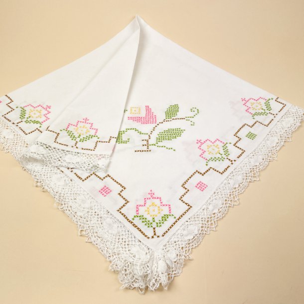 Blomsterbroderet vintage dug 90x90 cm