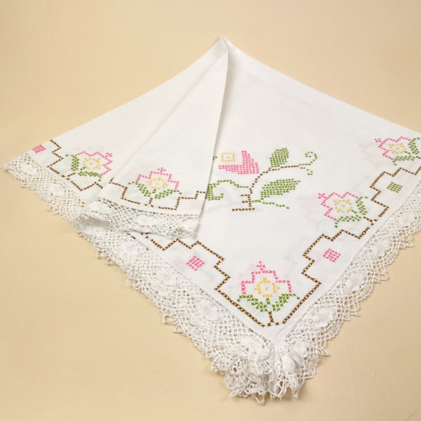 Blomsterbroderet vintage dug 90x90 cm
