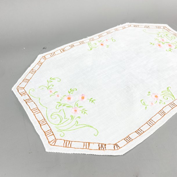 Hvid retro lysedug med broderi  42 cm