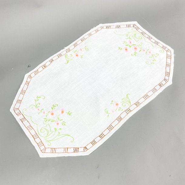 Hvid retro lysedug med broderi  42 cm