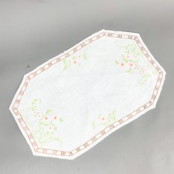 Hvid retro lysedug med broderi  42 cm