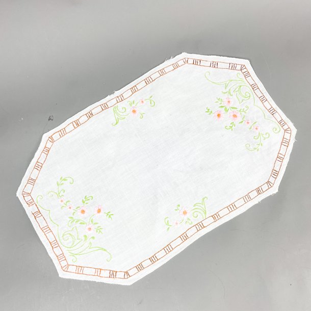 Hvid retro lysedug med broderi  42 cm