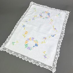 Hvid vintage lysedug med broderi - 50cm