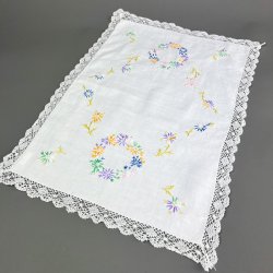 Hvid vintage lysedug med broderi - 50cm