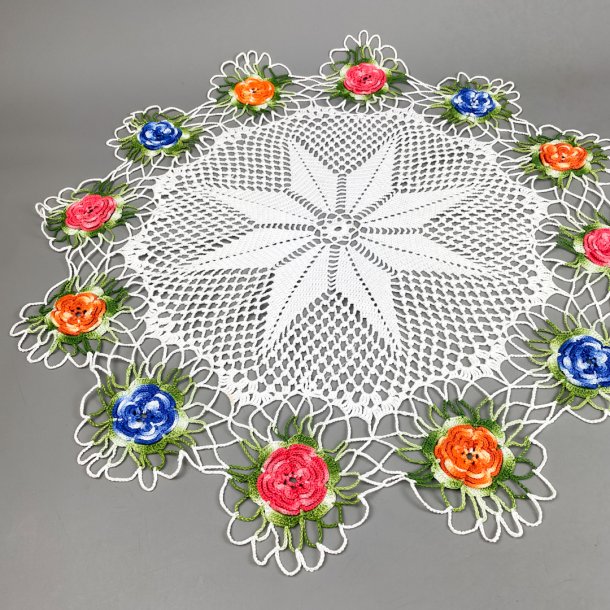 Hvid retro lysedug med farvede blomster 