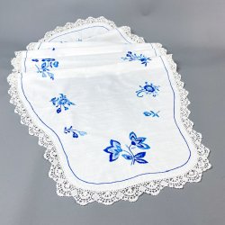 Hvid lysedug med blt broderi