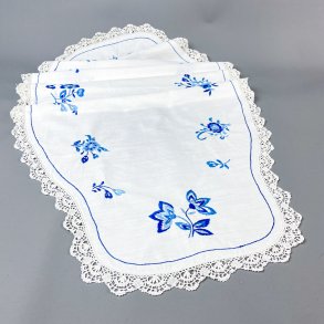 Weie Luferdecke mit blauer Stickerei