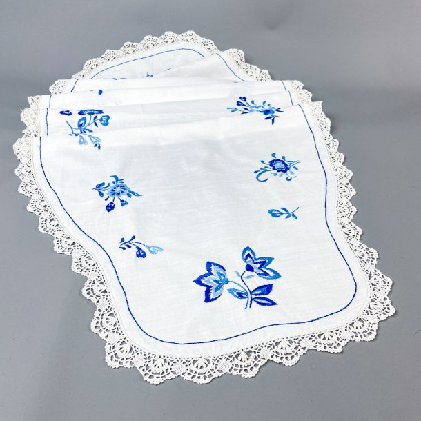 Hvid lysedug med blt broderi