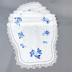 Hvid lysedug med blt broderi