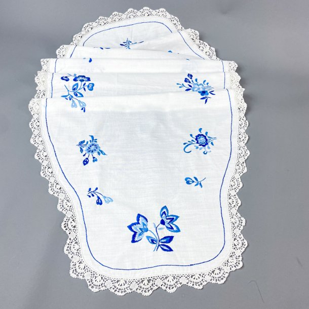 Hvid lysedug med blt broderi