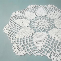 Schne alte gehkelte Tischdecke