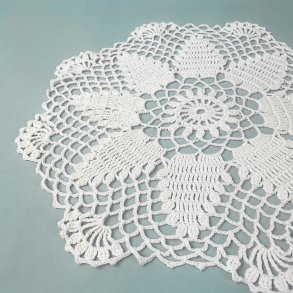 Schne alte gehkelte Tischdecke