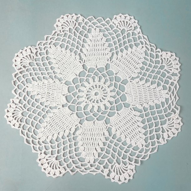 Schne alte gehkelte Tischdecke