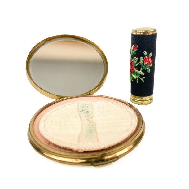 Broderet vintage pudderd�ses�t