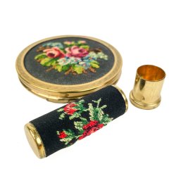 Broderet vintage pudderd�ses�t