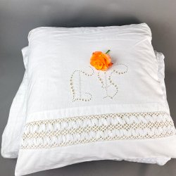 Hvidt vintage sengetj med mellemvrk