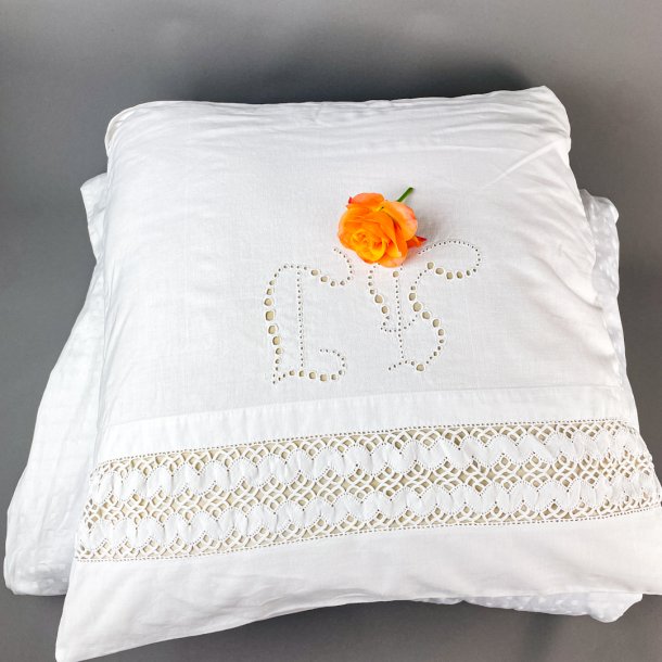 Hvidt vintage sengetj med mellemvrk