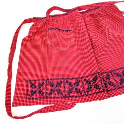 Broderet r�dt vintage forkl�de