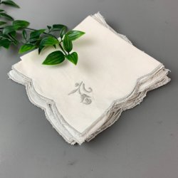 Fire mundservietter med broderi