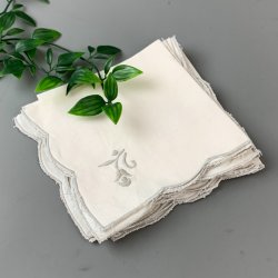 Fire mundservietter med broderi