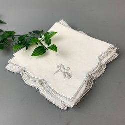 Fire mundservietter med broderi