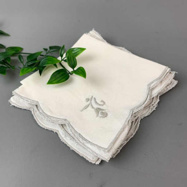 Fire mundservietter med broderi