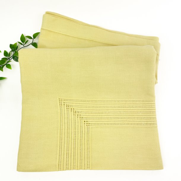 Elegant gul retro dug med broderi  180 cm
