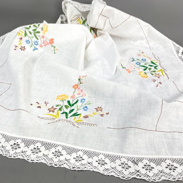 Vintage dug med broderi og blondekant  100x100 cm