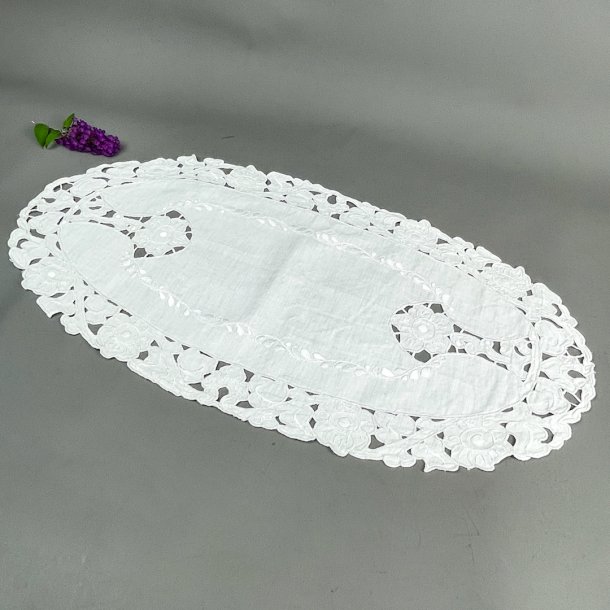 Hvid lysedug med bent broderi