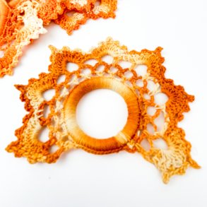 Tolv orange retro servietringe.