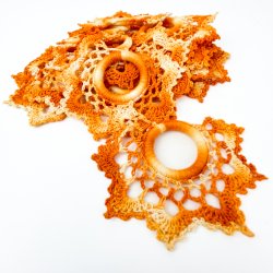 Tolv orange retro servietringe.