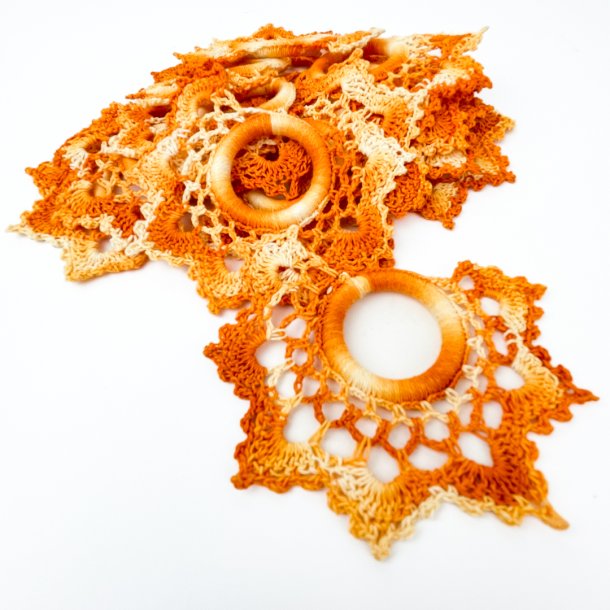 Tolv orange retro servietringe.