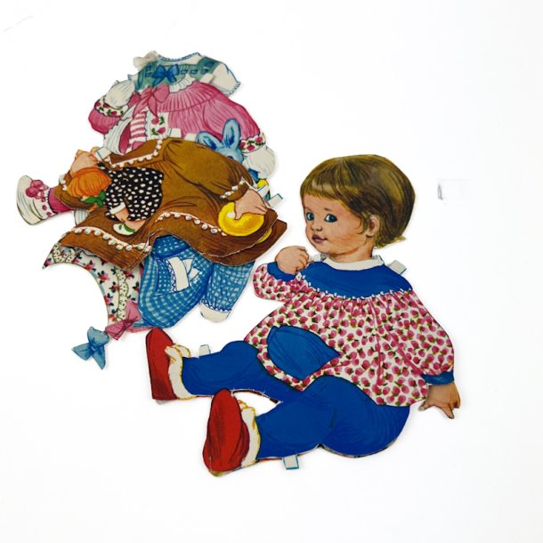 Vintage p�kl�dningsdukke med garderobe
