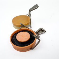 To vintage patentpropper til m�lkeflasker