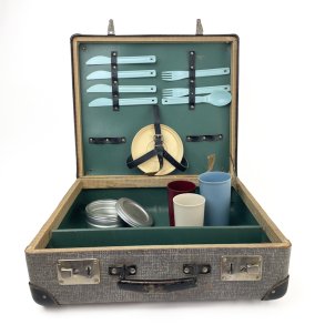 Gr� retro picnickuffert med indhold