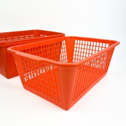 Tre orange retro plastikkasser