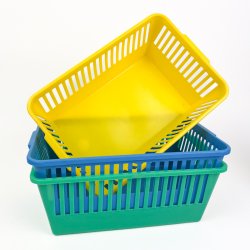  Tre farverige retro plastikkasser 