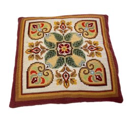 H�ndbroderet vintage pyntepude med hjerter