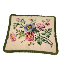 H�ndbroderet vintage pude med blomster