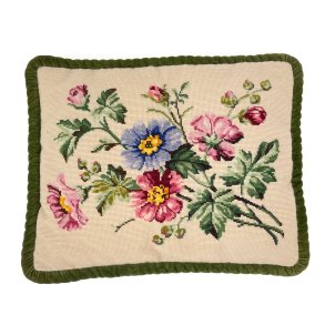 H�ndbroderet vintage pude med blomster