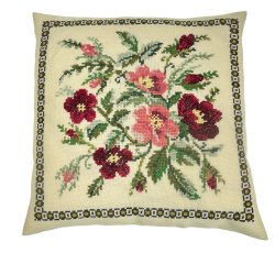 H�ndbroderet vintage pude med blomster