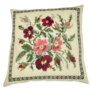 H�ndbroderet vintage pude med blomster