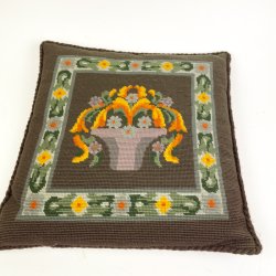 Broderet brun retro pyntepude