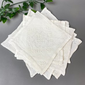 Zehn weie Servietten