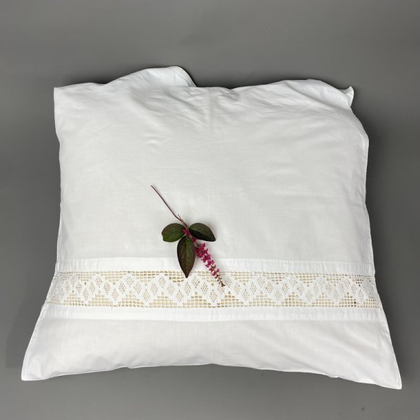 Hvidt vintage pudebetrk med mellemvrk