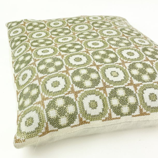 Grn retro pyntepude med broderi