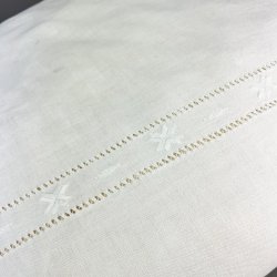 Hvid vintage pudebetr�k med mellemv�rk