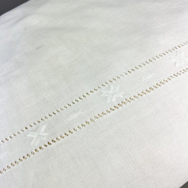 Hvid vintage pudebetr�k med mellemv�rk