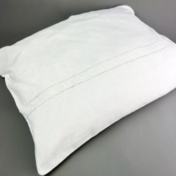 Hvid vintage pudebetr�k med mellemv�rk