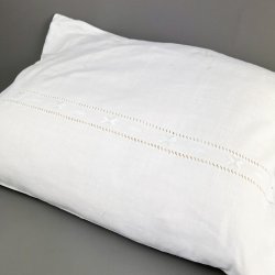 Hvid vintage pudebetr�k med mellemv�rk